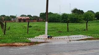 Homem é esfaqueado na casa da namorada e morre ao tentar pedir ajuda Homem é esfaqueado na casa da namorada e morre ao tentar pedir ajuda