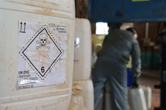 Fazendeiro é investigado por descarte irregular de galões de agrotóxico em MS 