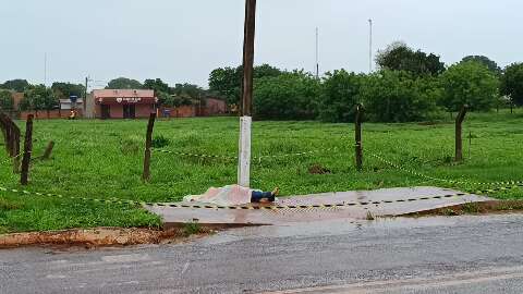 Homem &eacute; esfaqueado na casa da namorada e morre ao tentar pedir ajuda