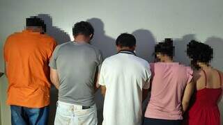 Meninas são chamadas após crime para limpar casa onde padre foi morto Meninas são chamadas após crime para limpar casa onde padre foi morto