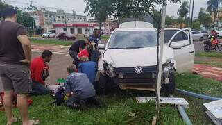 M&atilde;e e filho s&atilde;o atropelados em ciclovia ap&oacute;s motorista tentar desviar de moto