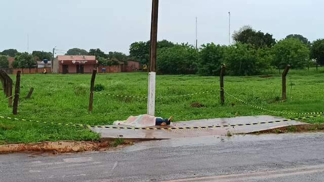 Homem &eacute; esfaqueado na casa da namorada e morre ao tentar pedir ajuda