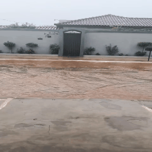 Rua alaga ap&oacute;s chuva forte e moradora cobra bueiro prometido h&aacute; 2 meses