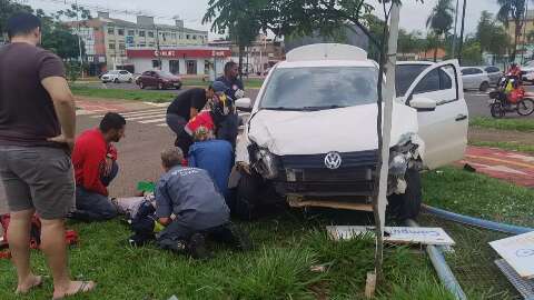 Ciclista e filho s&atilde;o atropelados ap&oacute;s motorista tentar desviar de moto 