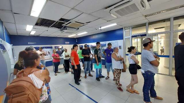 Governo paga lote extra de abono salarial neste s&aacute;bado; veja se voc&ecirc; tem direito