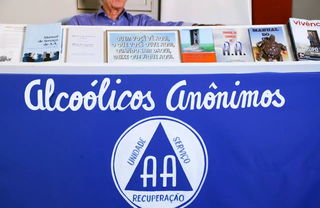 O mito do controle é o que mascara a armadilha silenciosa do álcool O mito do controle é o que mascara a armadilha silenciosa do álcool