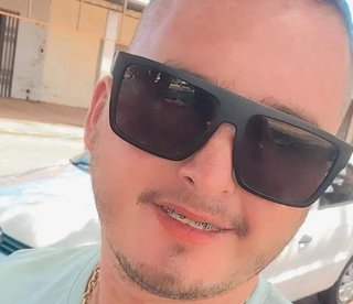 Homem de 26 anos é assassinado dentro de casa Homem de 26 anos é assassinado dentro de casa