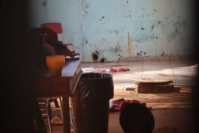 Casa fica tomada por sangue ap&oacute;s mulher esfaquear o companheiro na Capital