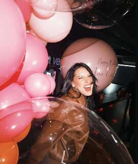 Ana Castela comemora 22 anos com surpresa de Z&eacute; Felipe