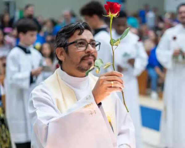 Diocese organiza programa&ccedil;&atilde;o de despedida para padre assassinado em Dourados