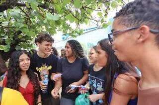 Jovens enfrentam o dia mais técnico do Enem com confiança, oração e óleo ungido Jovens enfrentam o dia mais técnico do Enem com confiança, oração e óleo ungido