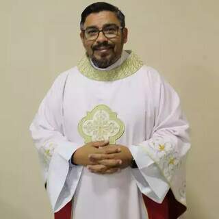 Jovem confessa caso com padre e diz que o matou após ser "forçado" a fazer sexo Jovem confessa caso com padre e diz que o matou após ser "forçado" a fazer sexo