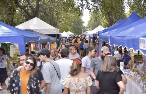 Domingo tem Feira Bosque da Paz e show de humor com Afonso Padilha