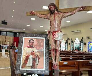 Em velório lotado, comunidade católica se despede de padre morto após roubo Em velório lotado, comunidade católica se despede de padre morto após roubo