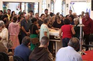 Em velório lotado, comunidade católica se despede de padre morto após roubo Em velório lotado, comunidade católica se despede de padre morto após roubo