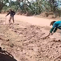 Sem manuten&ccedil;&atilde;o, via que d&aacute; acesso ao Morro do Ernesto vira lama&ccedil;al ap&oacute;s chuvas