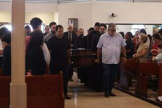 Em velório lotado, comunidade católica se despede de padre morto após roubo Em velório lotado, comunidade católica se despede de padre morto após roubo