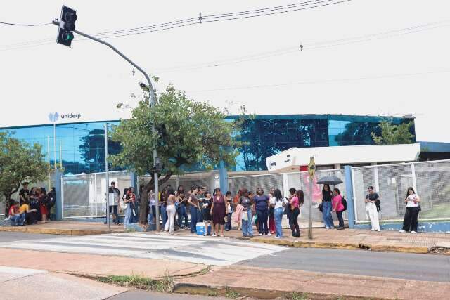 Com medo do atraso, candidatos chegam at&eacute; 3 horas antes no 2&ordm; dia do Enem
