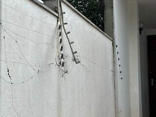 Ladrão é preso dentro de tubulação de água após invadir casa Ladrão é preso dentro de tubulação de água após invadir casa