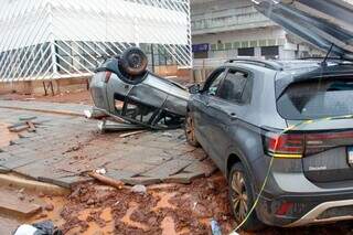 Carro capota após ignorar placa de 'Pare' em cruzamento do Centro Carro capota após ignorar placa de 'Pare' em cruzamento do Centro