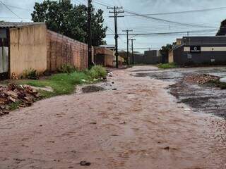 Chuva persistente alaga ruas e complica rotina de moradores Chuva persistente alaga ruas e complica rotina de moradores