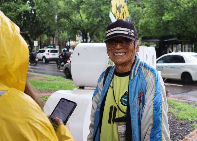 No Centro, tem quem prefira trabalhar sob a chuva do que encarar o calor&atilde;o