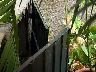 Ladrão é preso dentro de tubulação de água após invadir casa Ladrão é preso dentro de tubulação de água após invadir casa