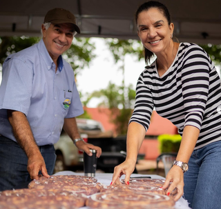 Ex-governador põe a mão na massa para cumprir tradição de 150 anos Ex-governador põe a mão na massa para cumprir tradição de 150 anos