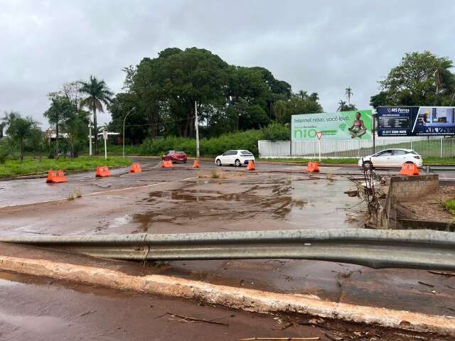 Chuvas adiam in&iacute;cio de reparos na rotat&oacute;ria da Rachid Neder