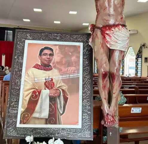 Pol&iacute;cia diz que n&atilde;o h&aacute; ind&iacute;cios de liga&ccedil;&atilde;o sexual entre padre e assassino