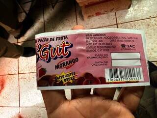 Polícia apreende iogurtes em padaria e mercado após lacrar fábrica insalubre Polícia apreende iogurtes em padaria e mercado após lacrar fábrica insalubre