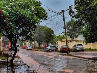 Chuva persistente alaga ruas e complica rotina de moradores Chuva persistente alaga ruas e complica rotina de moradores