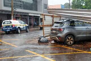 Carro capota após ignorar placa de 'Pare' em cruzamento do Centro Carro capota após ignorar placa de 'Pare' em cruzamento do Centro