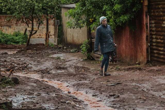 Chuva persistente alaga ruas e complica rotina de moradores