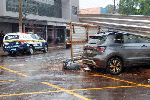 Carro capota ap&oacute;s ignorar placa de &#039;Pare&#039; em cruzamento do Centro