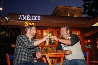 Am&eacute;rico sonhou com bar e resgatou esquina com m&uacute;sica e cerveja gelada