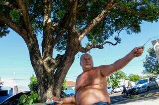 Deraldo trabalhou vestido, mas povo gosta é de borracheiro sem camisa