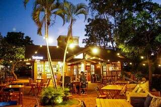 Am&eacute;rico sonhou com bar e resgatou esquina com m&uacute;sica e cerveja gelada