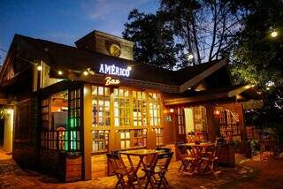 Am&eacute;rico sonhou com bar e resgatou esquina com m&uacute;sica e cerveja gelada