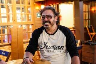 Am&eacute;rico sonhou com bar e resgatou esquina com m&uacute;sica e cerveja gelada