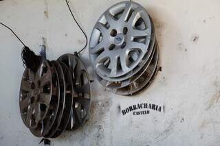 Há 47 anos, Deraldo tem borracharia à sombra das árvores que plantou Há 47 anos, Deraldo tem borracharia à sombra das árvores que plantou