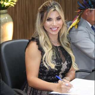 Vice-prefeita &eacute; flagrada com maconha e diretor de hospital preso com arma