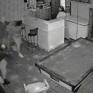 Grupo armado rende clientes em bar e leva celulares, dinheiro e documentos