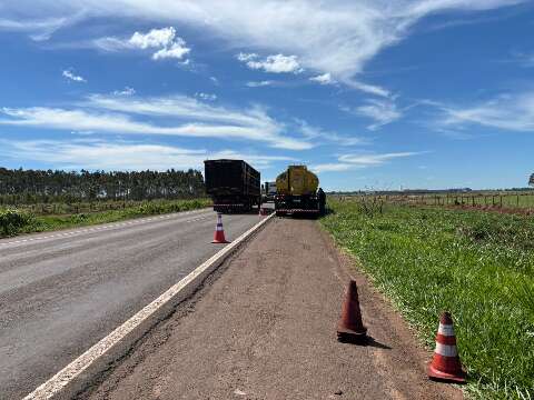 Motociclista é arremessado 50 metros após bater em carreta na BR-262