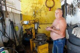 Há 47 anos, Deraldo tem borracharia à sombra das árvores que plantou Há 47 anos, Deraldo tem borracharia à sombra das árvores que plantou