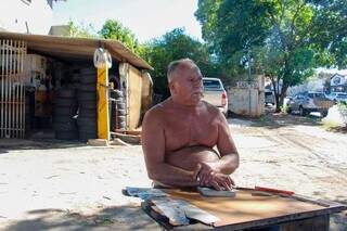 Há 47 anos, Deraldo tem borracharia à sombra das árvores que plantou Há 47 anos, Deraldo tem borracharia à sombra das árvores que plantou