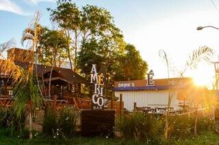 Am&eacute;rico sonhou com bar e resgatou esquina com m&uacute;sica e cerveja gelada