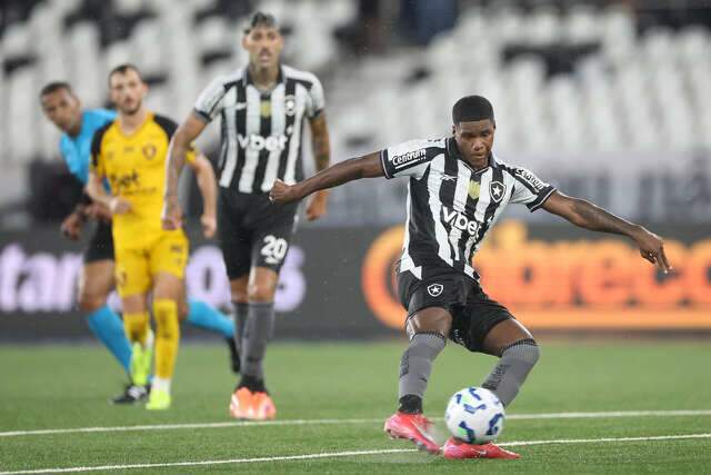 Kadir brilha com dois gols e garante vit&oacute;ria do Botafogo sobre o Sport