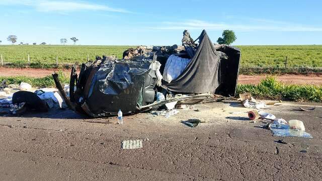 Mulher morre ao atingir carreta desgovernada em estrada com buracos