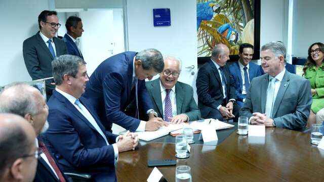 Menos de 12 horas ap&oacute;s aprova&ccedil;&atilde;o, Sergio de Paula toma posse no TCE-MS